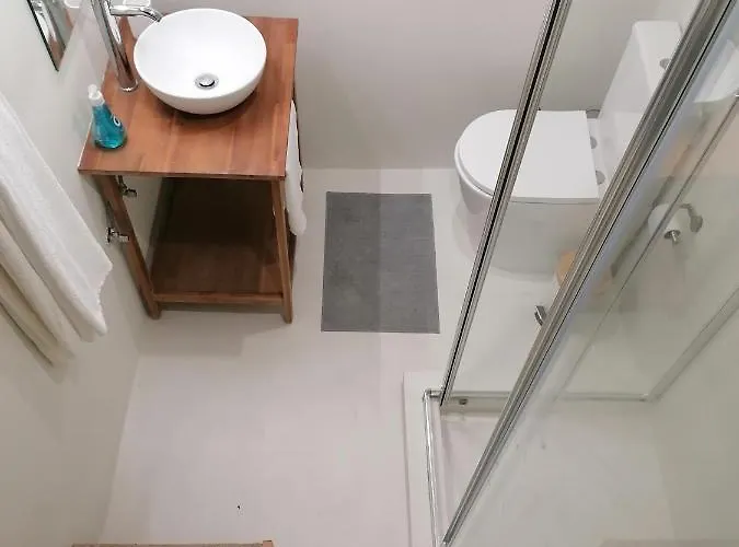 Rustic Silent Ensuites - Shared Kitchen - Self Check In Porto